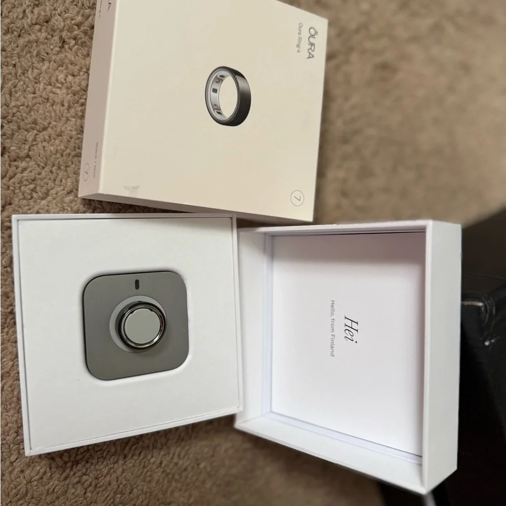 Oura Ring 4 - Black with Silver Inner Band
